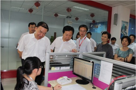 河南省副省長徐濟超帶領(lǐng)省企業(yè)參觀團蒞臨我公司參觀指導(dǎo)