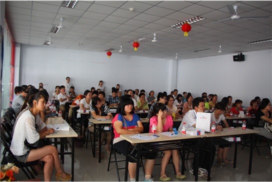 新鄉(xiāng)網(wǎng)站客服部第四期服務(wù)咨詢?nèi)諘h報(bào)道